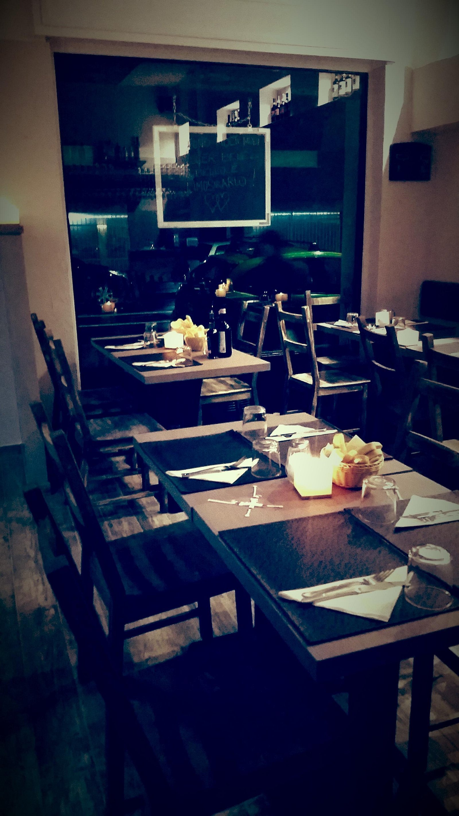 La sala raccolta del Piscinin, con tavoli in legno e luci calde per una cena a lume di candela