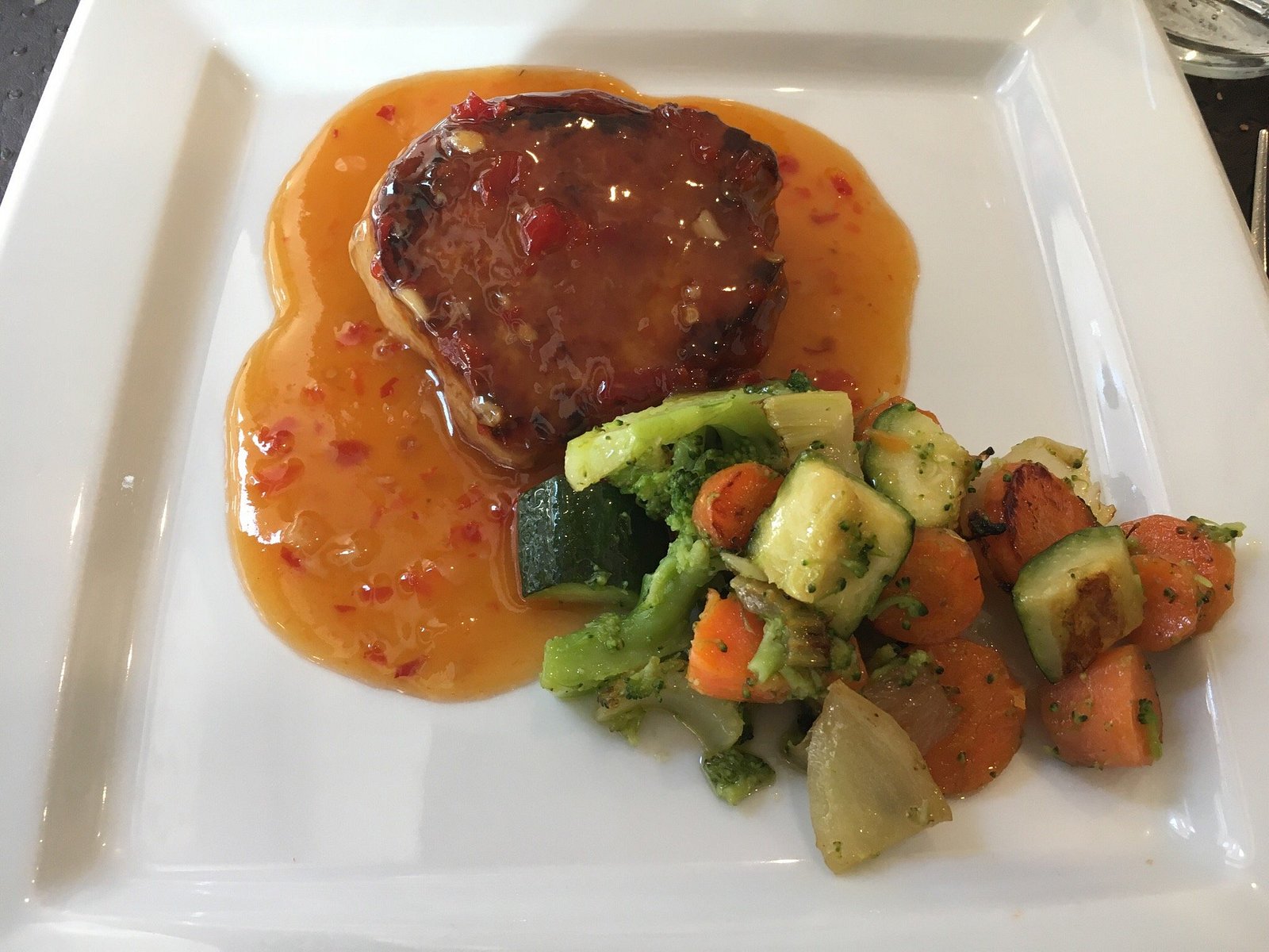 Un secondo piatto del Piscinin con salsa e verdure