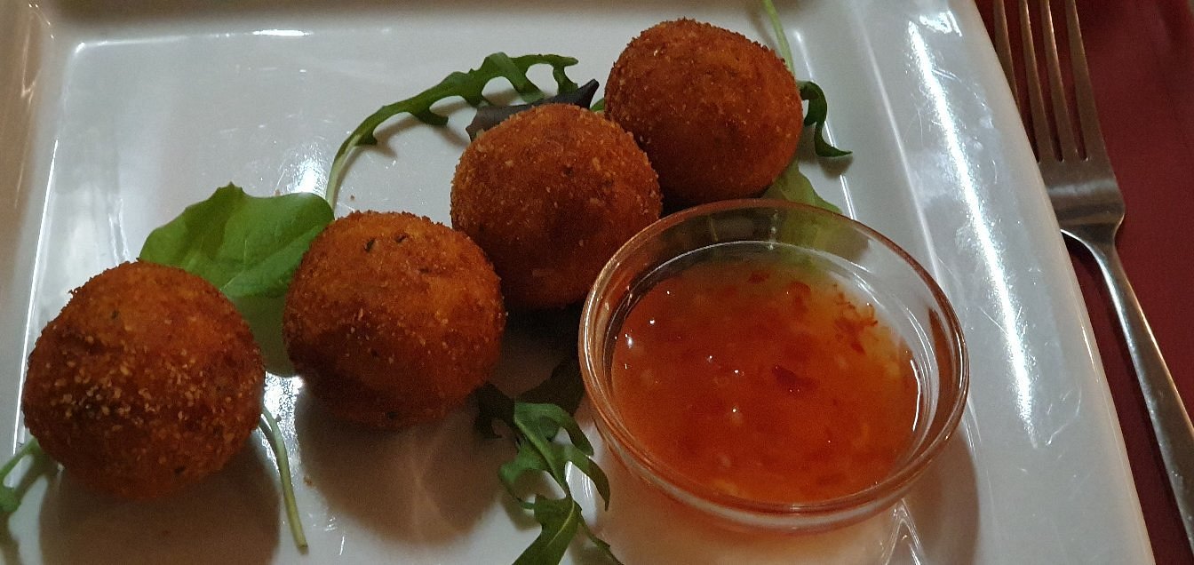 Una proposta della cucina del Piscinin con salsa