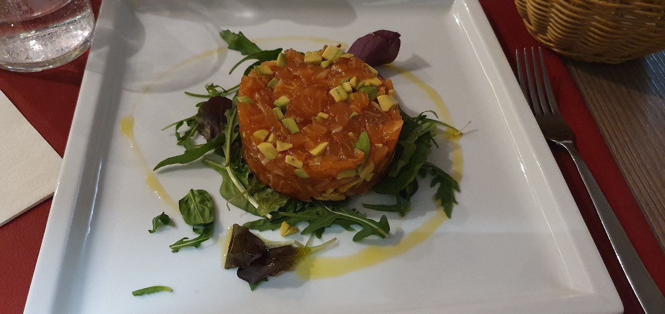 Tartare con avocado e insalata preparata al Piscinin