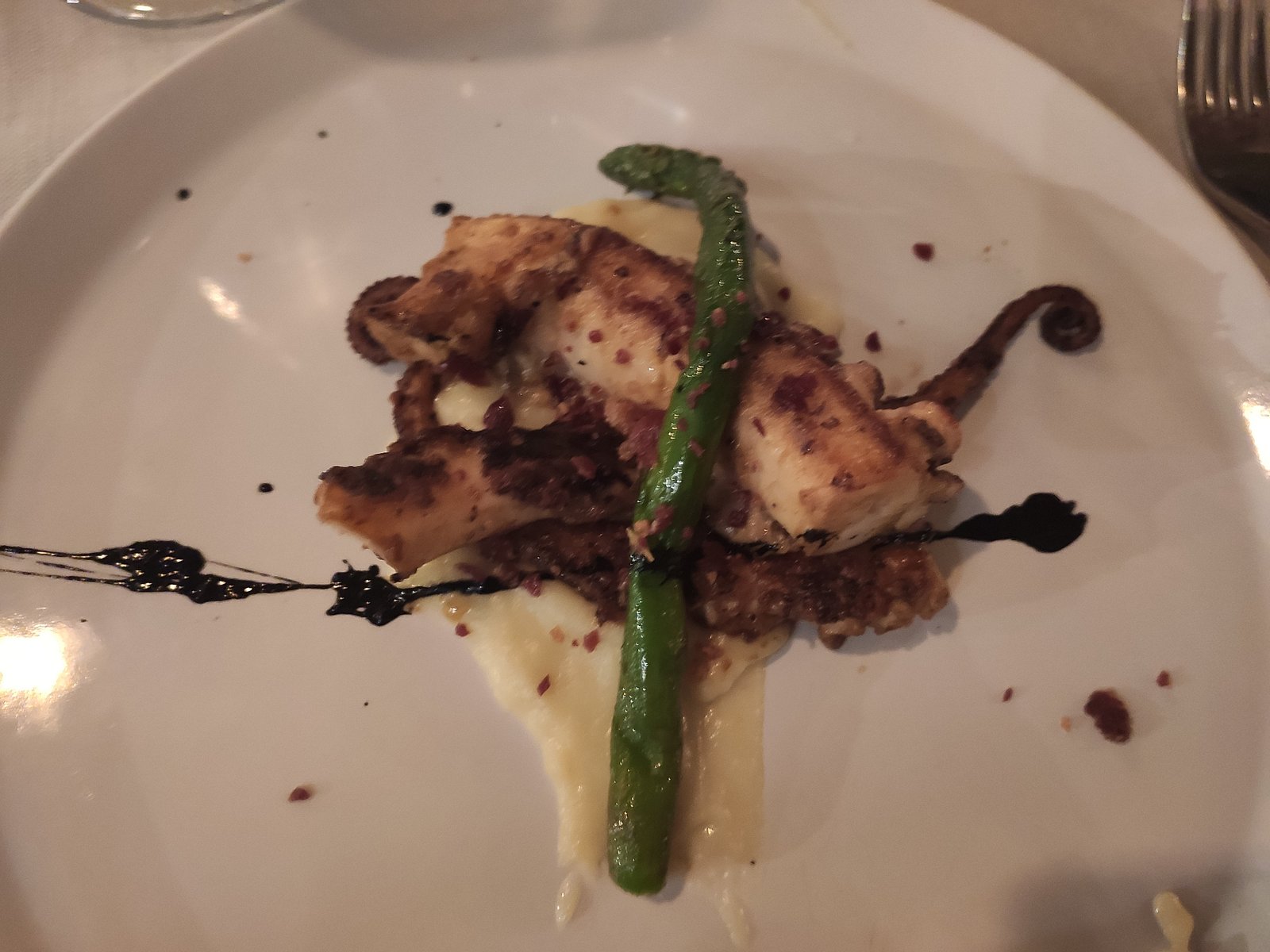 Polpo con crema e asparago servito al Piscinin
