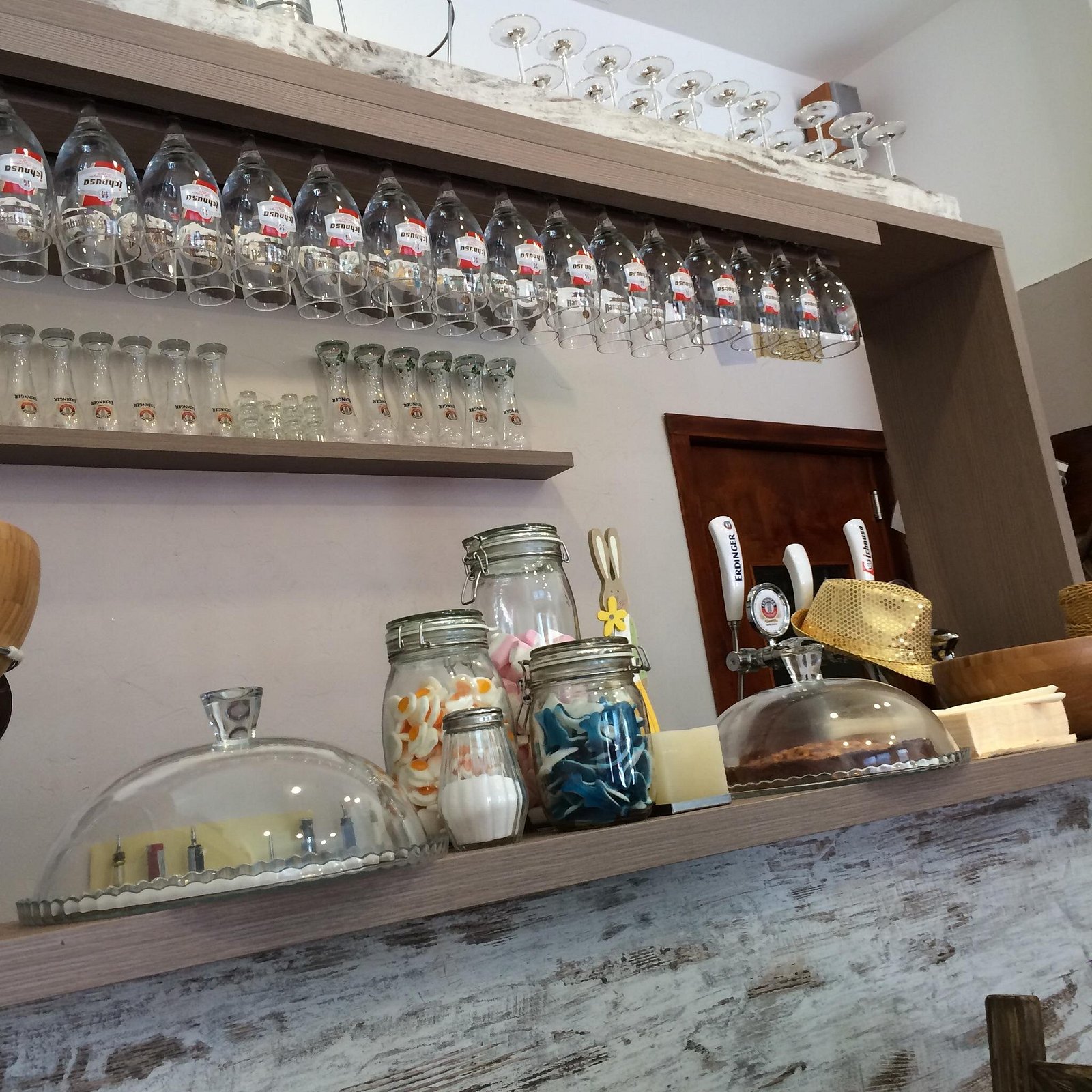 Il bancone con bicchieri da birra e dolci sotto le campane